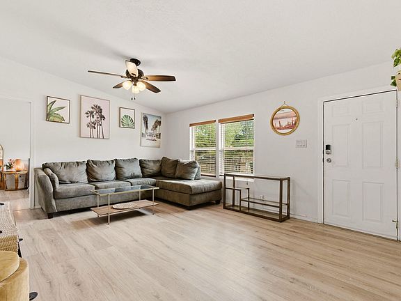 5th image of 22 Guadalupe Dr