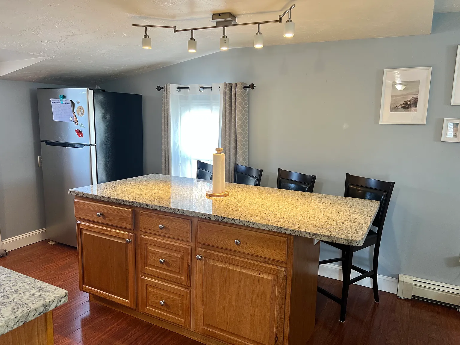 2 bed, 750 sqft, $2,400 — Photo 3