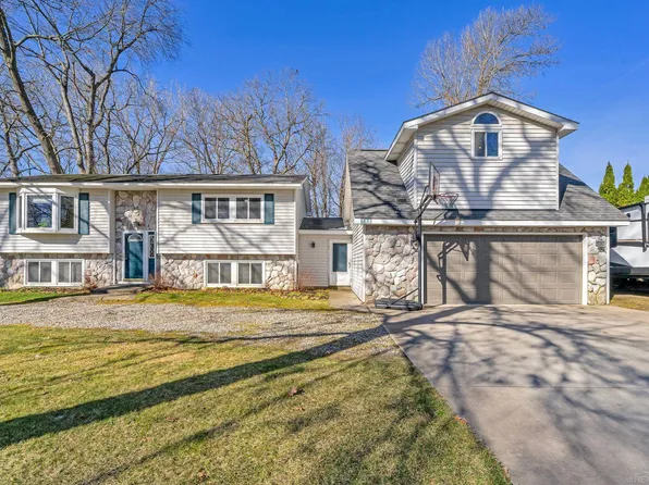399 Schorn Dr, Lake Orion, MI 48362