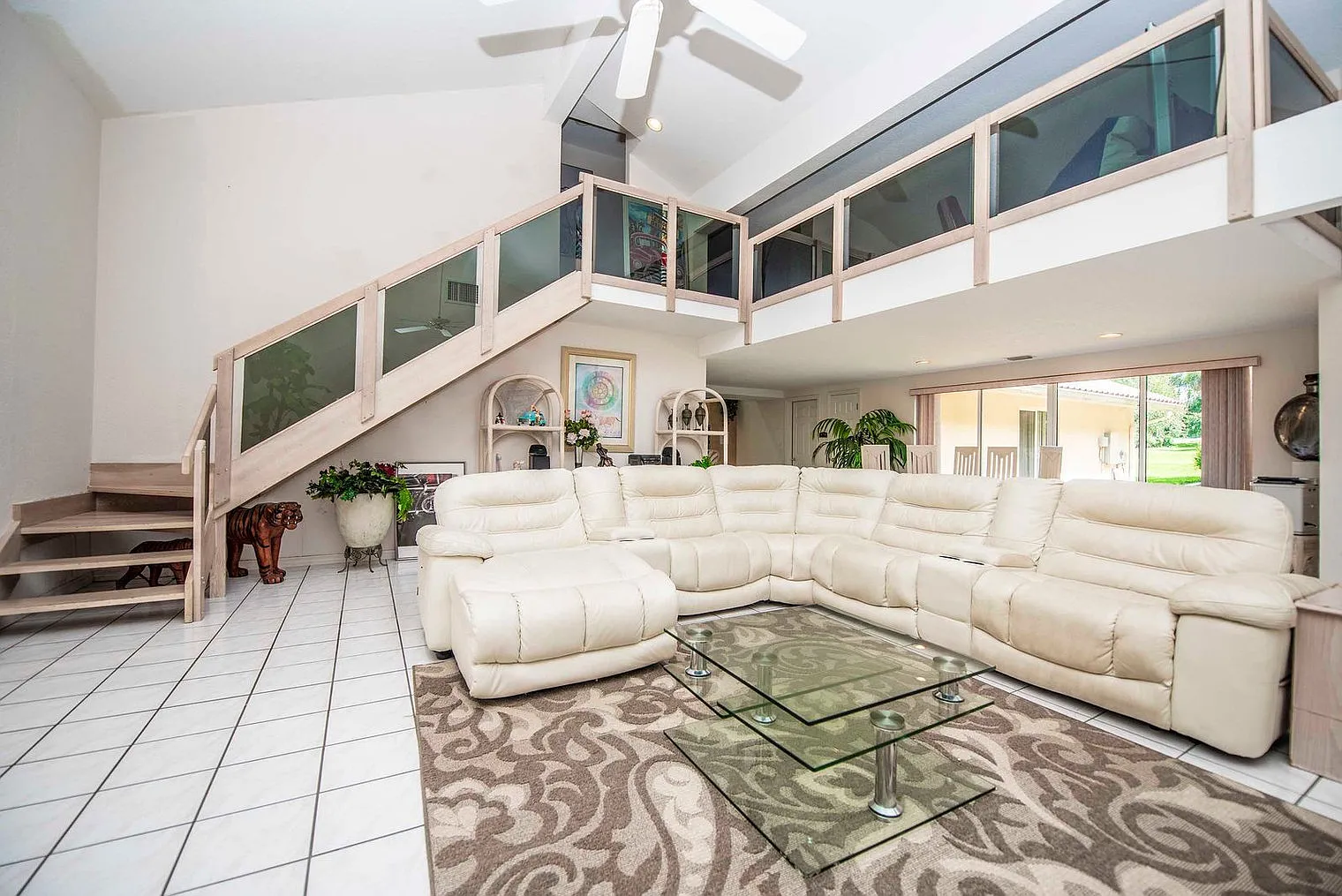 4 bed, 4.0 bath, 2981 sqft, $8,400 — Photo 1