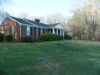 3rd image of 553 Lake Court Ave