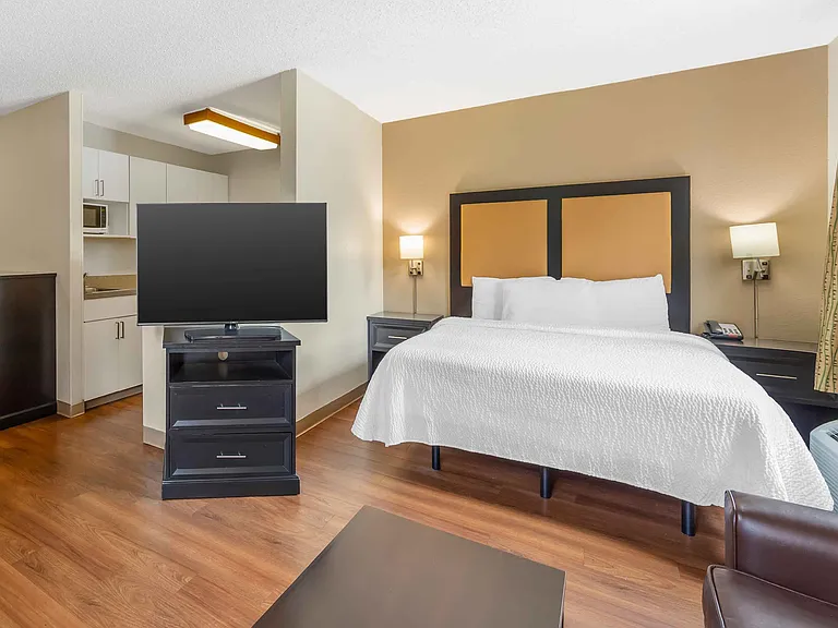 Deluxe Studio - 1 Queen Bed