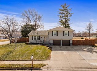 915 W Forest Dr, Olathe, KS 66061