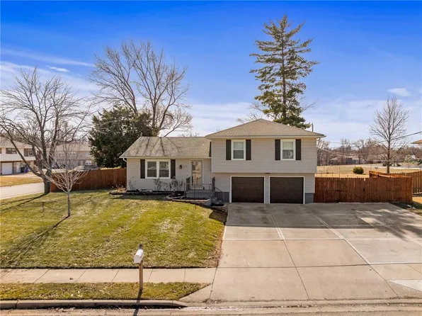 915 W Forest Dr, Olathe, KS 66061