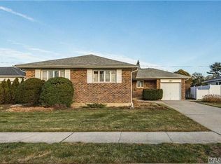 77 Victor St, Plainview, NY 11803