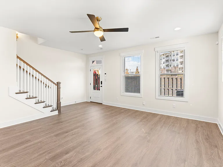 2045 Oakwood Ave — Photo 16