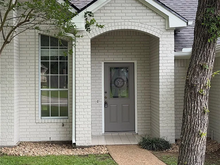 1208 Bayou Woods Dr — Photo 2