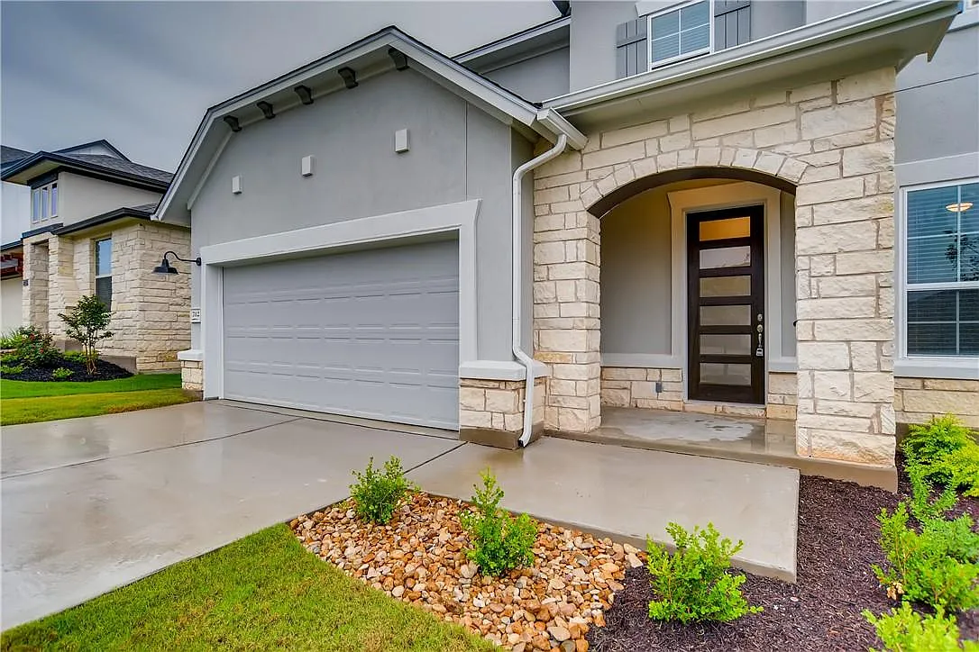 3 bed, 2.5 bath, 2350 sqft, $3,600 — Photo 2