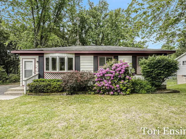 1305 Crescent St, Greenville, MI 48838