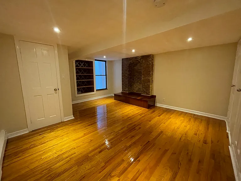 248 W 20th St #B1 — Photo 14