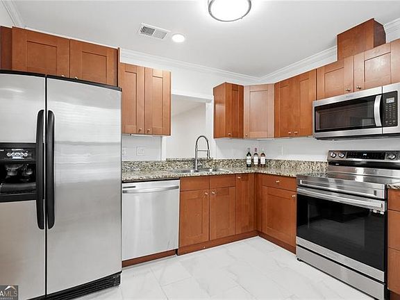 3rd image of 512 McGill Pl NE