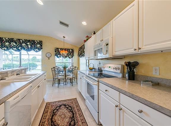 3rd image of 10044 Majestic Ave