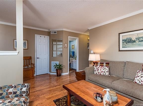 5th image of 102 Heritage Pkwy #0