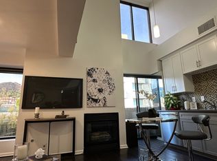 7320 Hawthorn Ave APT 300, Los Angeles, CA 90046