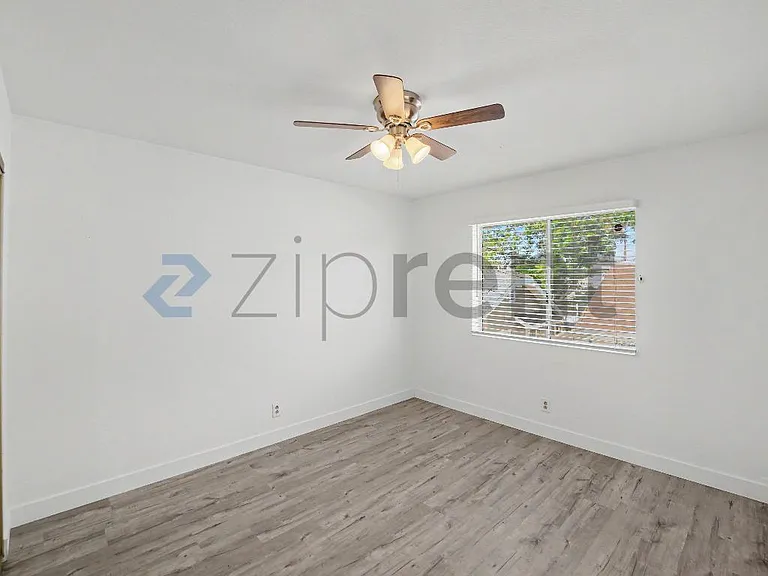927 Freeman Ave — Photo 22