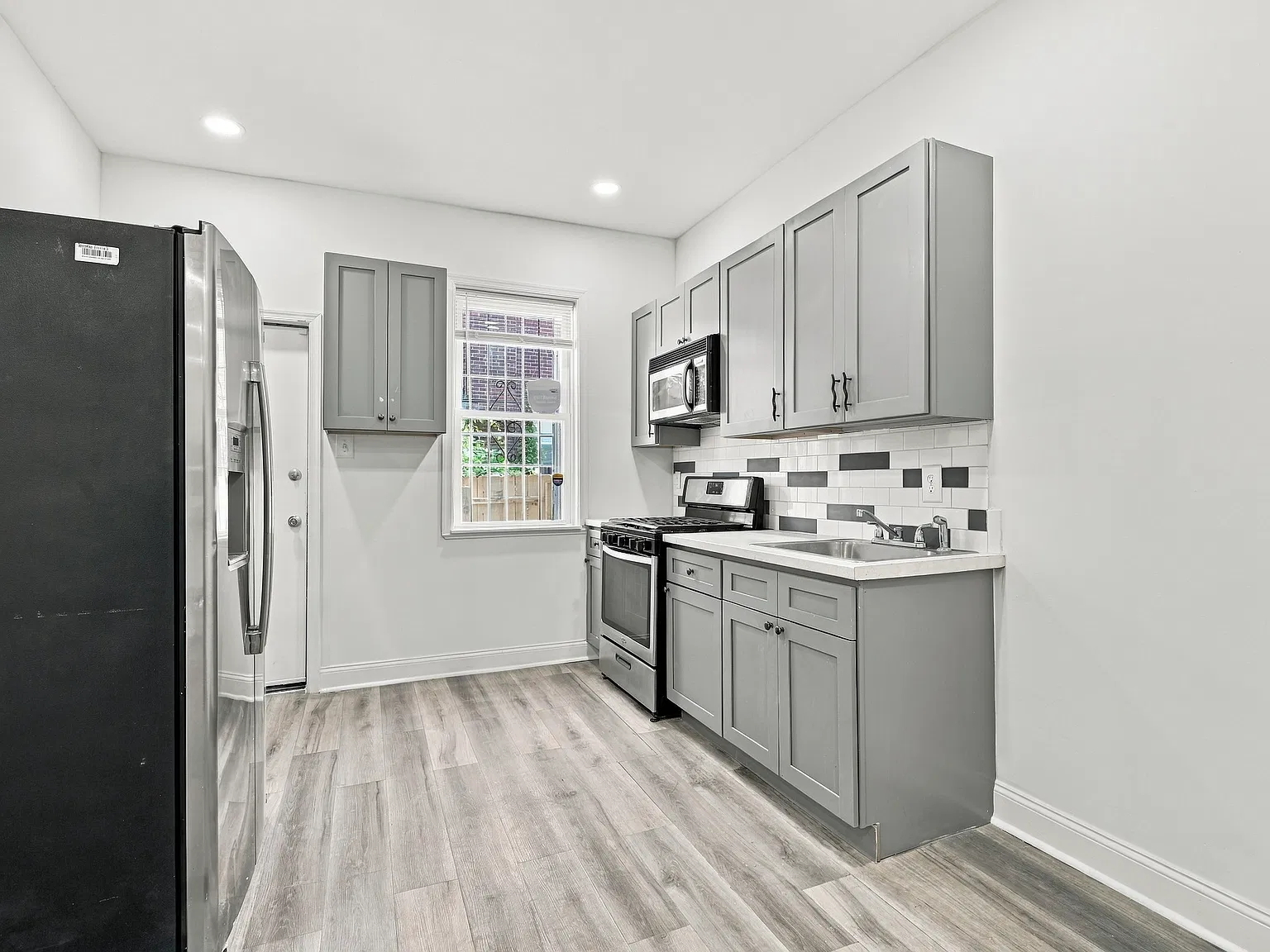 3 bed, 1199 sqft, $1,650 — Photo 2