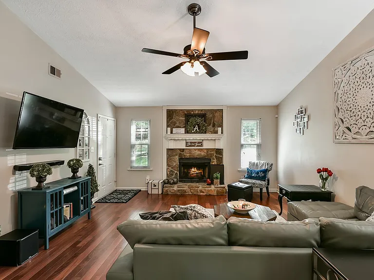 2598 Redfield Dr — Photo 3
