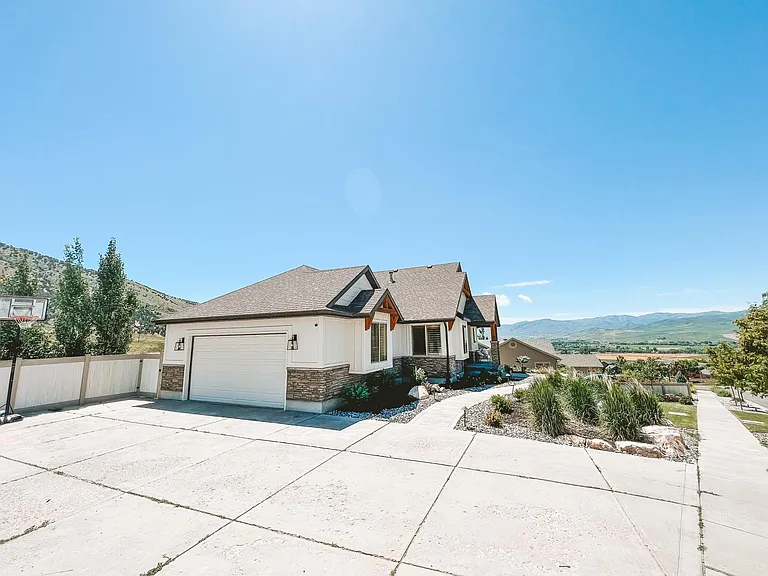 1120 Mahogany Ridge Rd — Photo 2