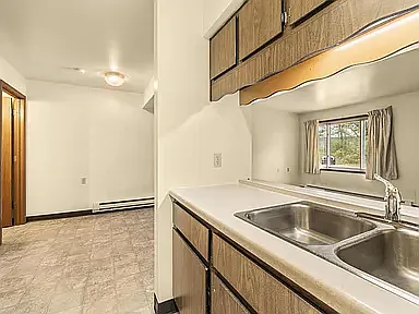 362 Clinton Ct — Photo 2