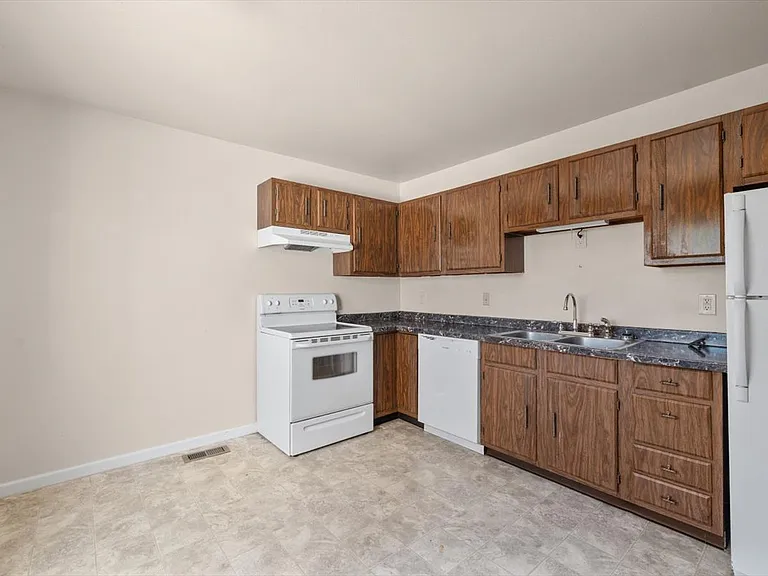 2252 Avenue C — Photo 16