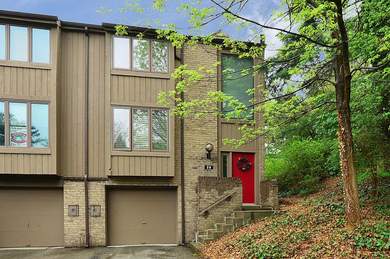 28 Maple Ct photo 1