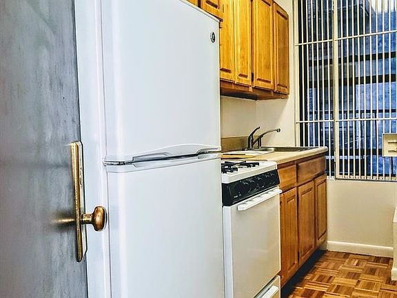 4th image of 162 Mott St APT 14