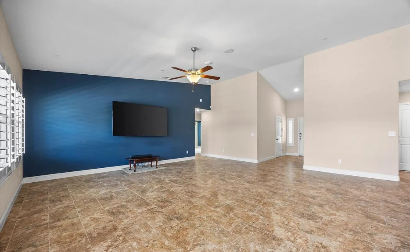 4 bed, 2.0 bath, 1998 sqft, $2,800 — Photo 4