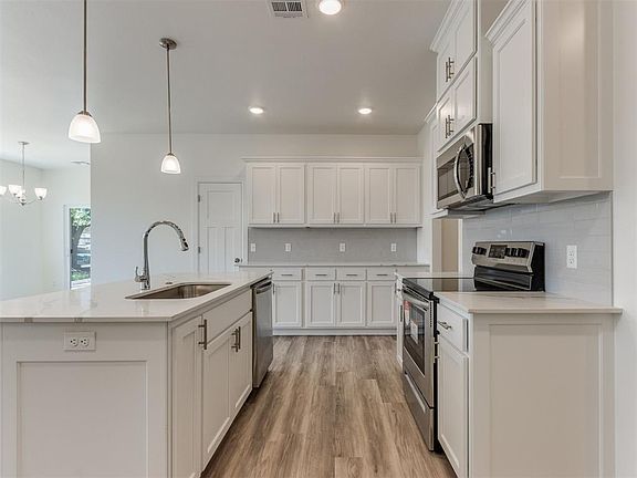 5th image of 1105 N Silver Leaf Dr