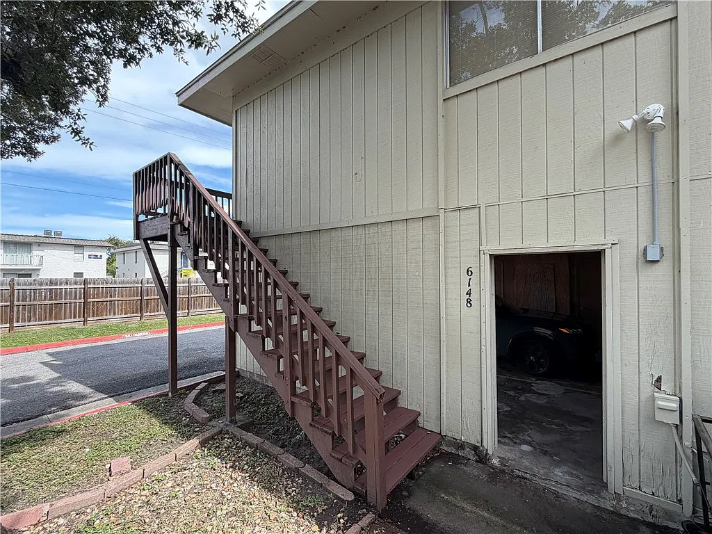 2 bed, 1.0 bath, 991 sqft, $1,550 — Photo 2