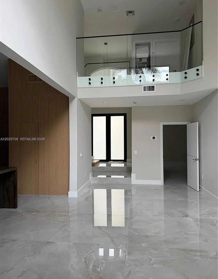 4 bed, 2.0 bath, 2456 sqft, $10,500 — Photo 4