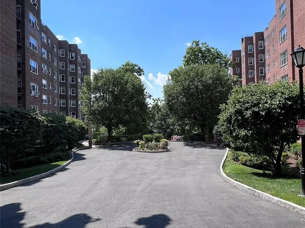 290 Collins Avenue #8E, Fleetwood, NY 10552