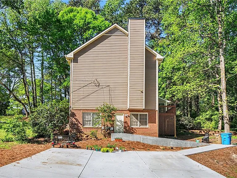 1527 Ridgewood Dr — Photo 2