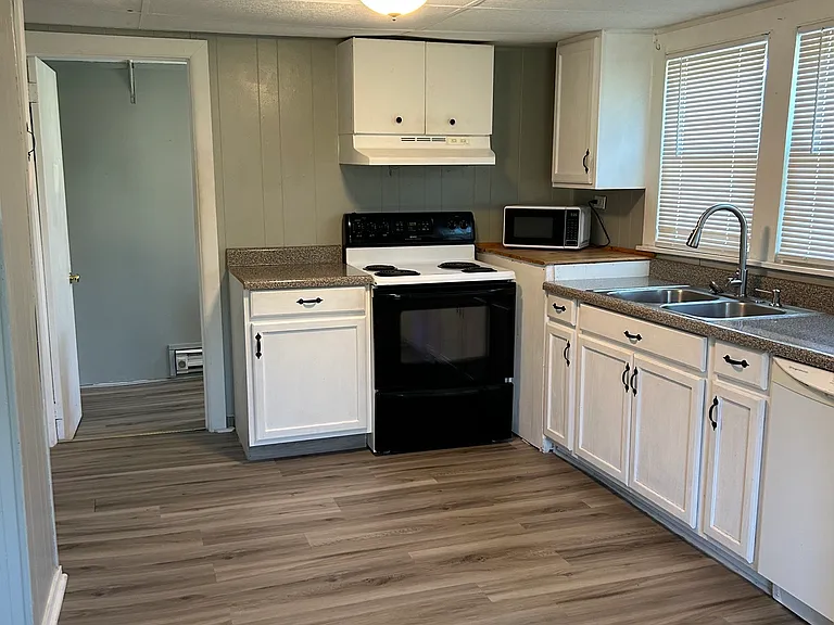 1601 Main St W #3 — Photo 1