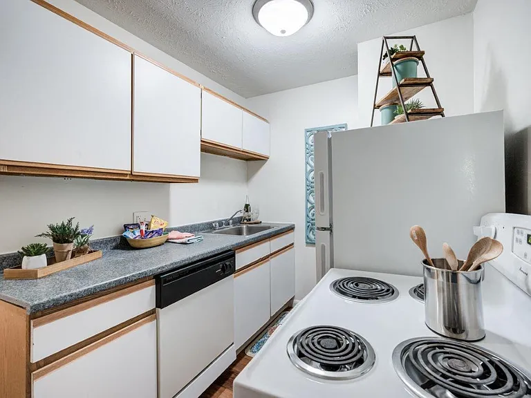 Lakeshore Drive Apartment Homes — Photo 6