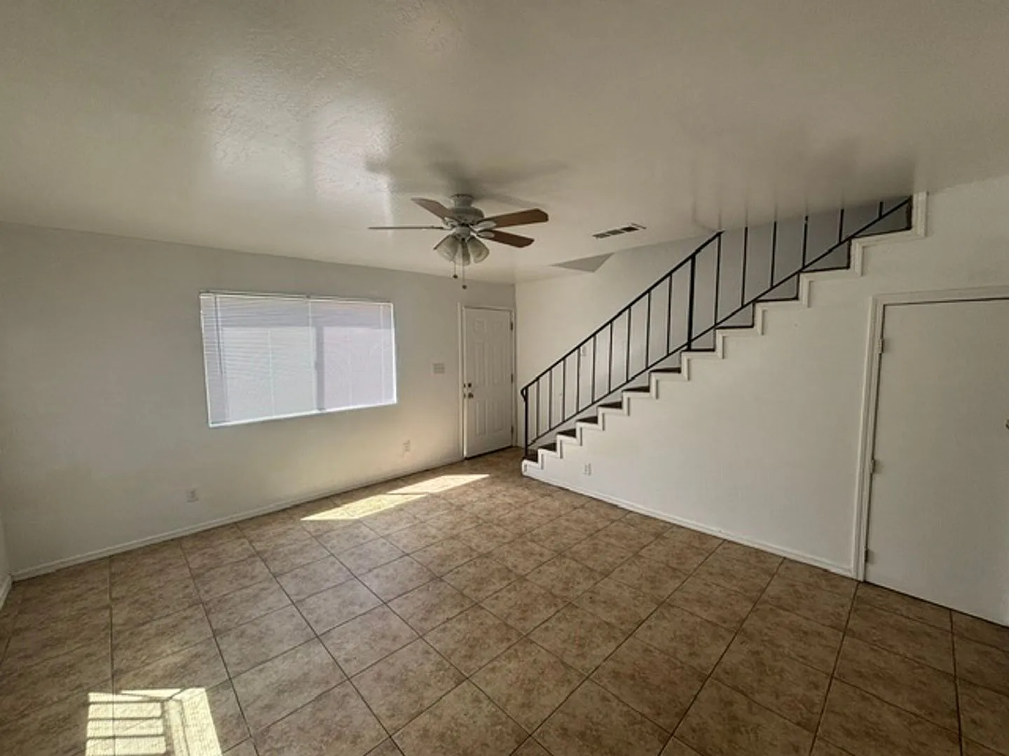 006- 542 D ST — Photo 4