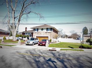 29 Oakdale Dr, Westbury, NY 11590