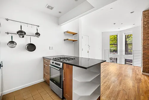 325 3rd St #1C Photo 1
