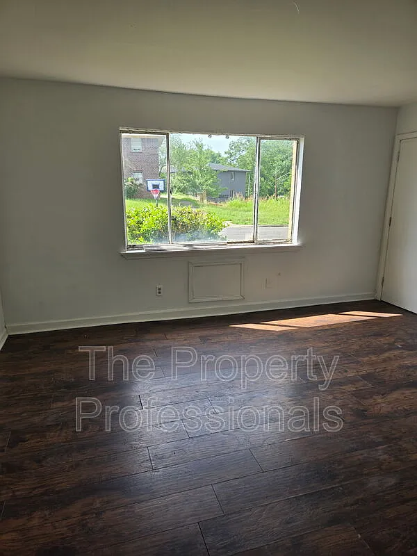 2 bed, 1.0 bath, $850 — Photo 1