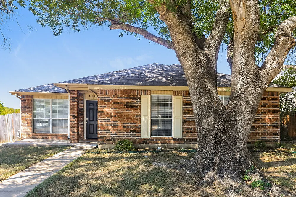 3 bed, 2.0 bath, 1647 sqft, $2,270 — Photo 1