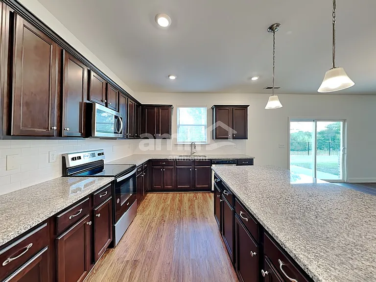 1109 Ashlyn Ct — Photo 3