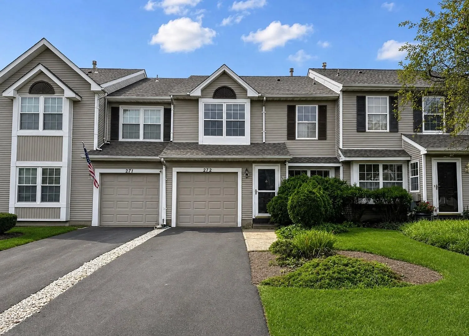 Newtown Grant Large Renovated Townhome 3 Beds 2.5 Bath Available Oct 1, 2026 — Photo 1