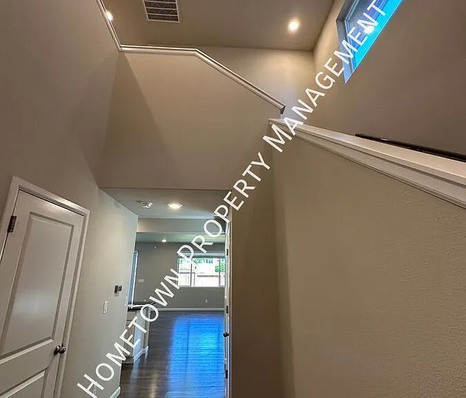 3332 Juno Ct NE — Photo 5