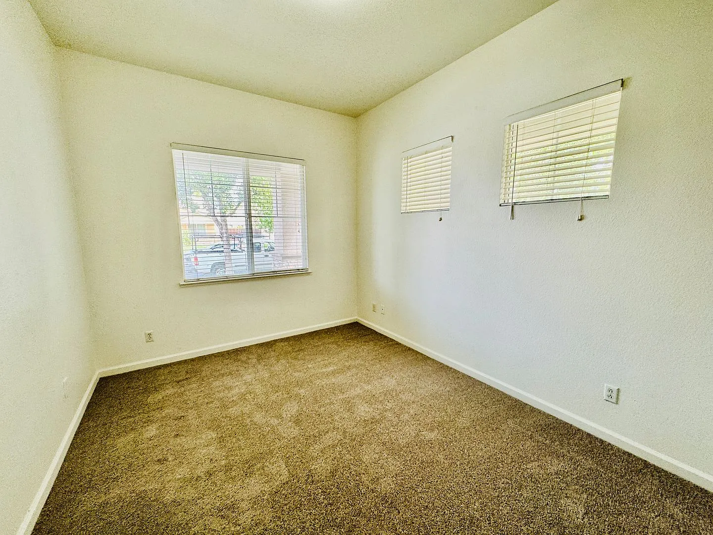 Single Story 4 Bedroom 2 Bath Home for Rent — Photo 4