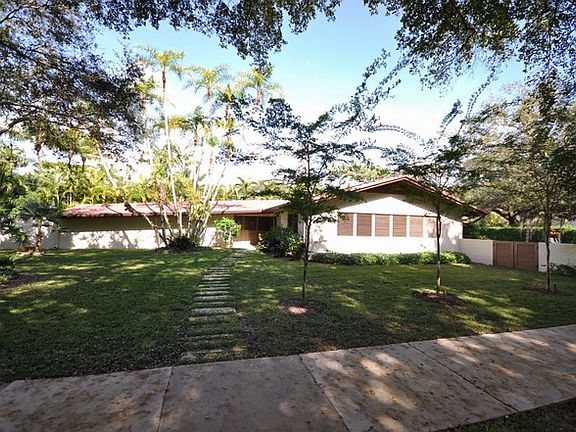 2nd image of 915 Bayamo Ave