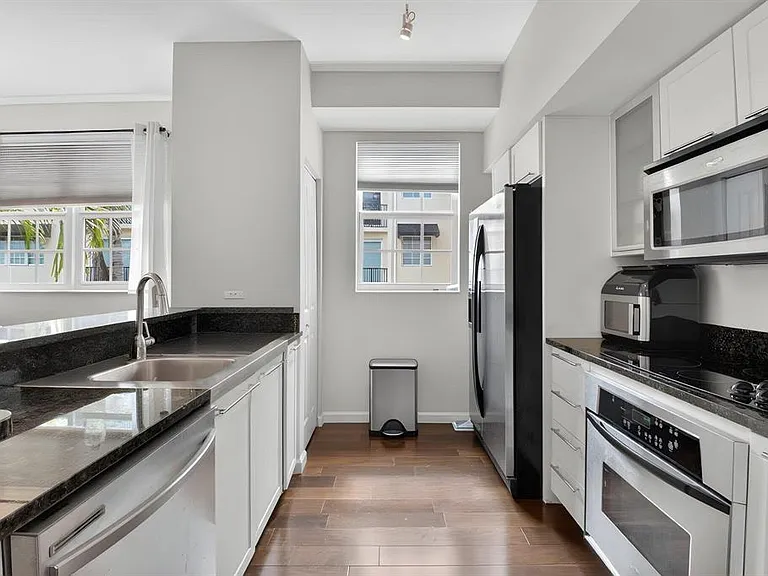 225 NE 1st St #301 — Photo 3