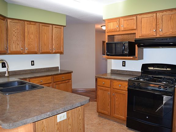 3rd image of 996 Woodcrest Dr