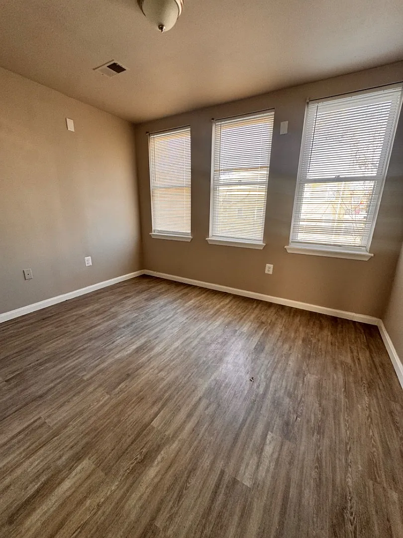 Property Photo - 1020 Bennett Pl