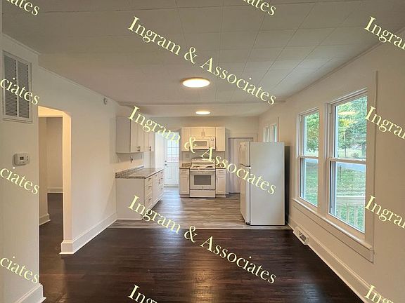3rd image of 1101 Blackstone Ave