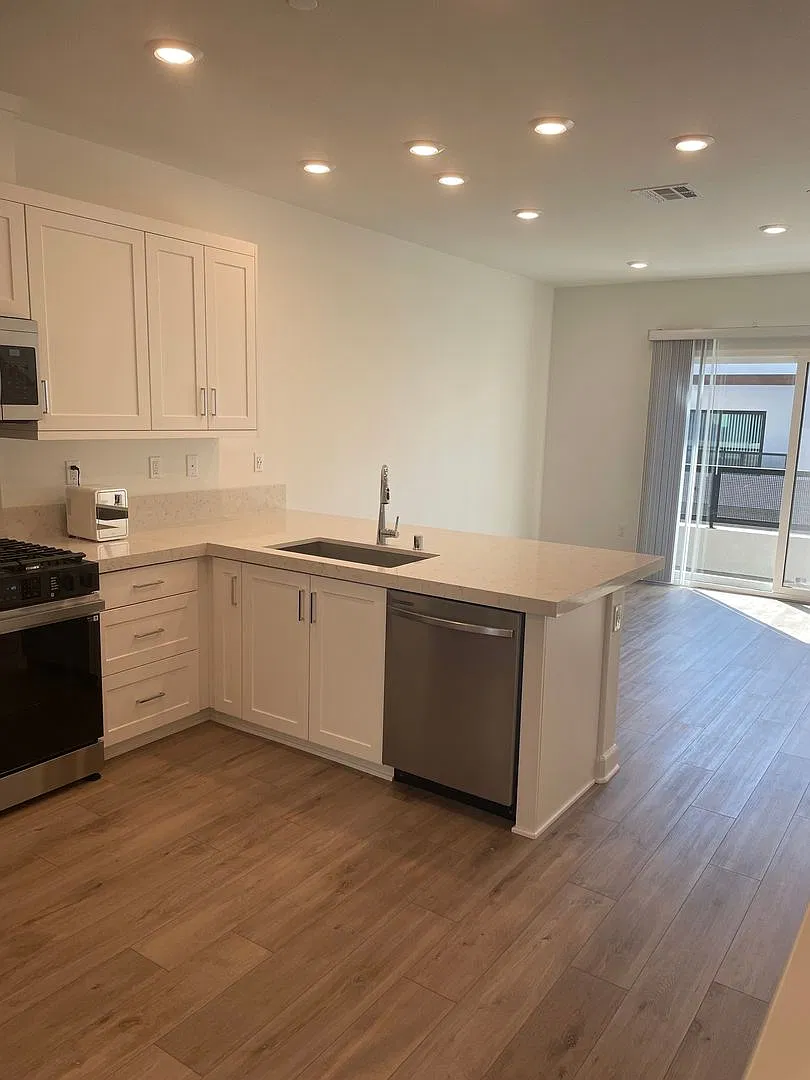 Modern 3 Bed 3 Bath Townhome - 3-Story Farmhouse Style with Resort-Like Amenities! — Photo 2