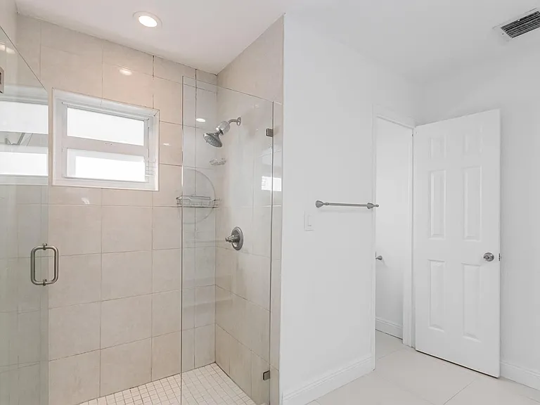 2810 NE 60th St — Photo 28